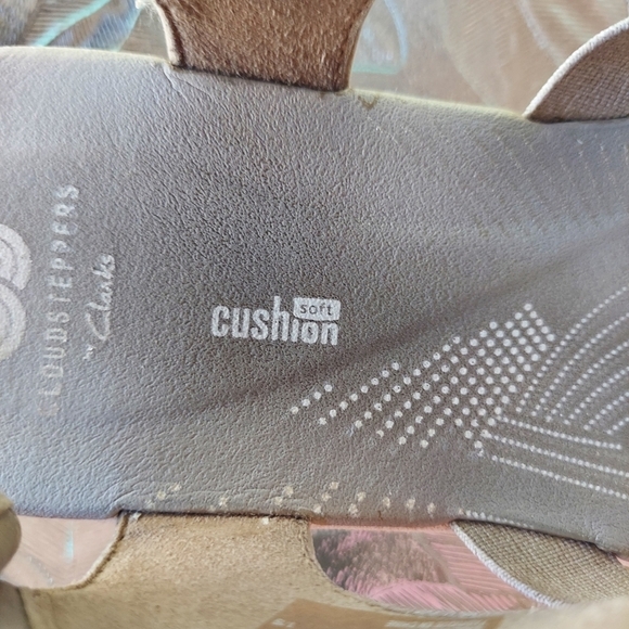Clarks Gray/white woman's sandals. Size 8M. Comfortable Summer Vacation Gift Sof - Picture 6 of 6